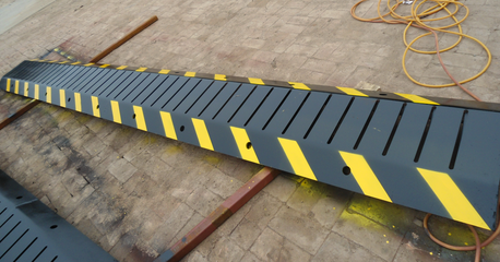 破胎器材質(zhì)是鋼板的 收費(fèi)站用破胎器攔車作用大 單位門前的阻車裝置是破胎器