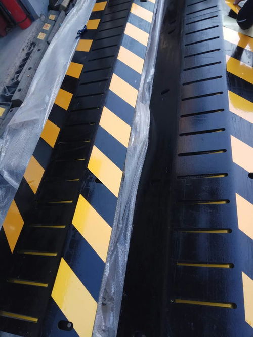 鋼板阻車路障與KQ定制破胎器 守護(hù)安全的多重選擇